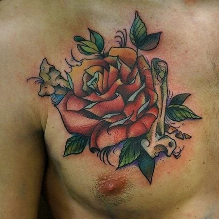 Цветная тату розы на груди для мужчин