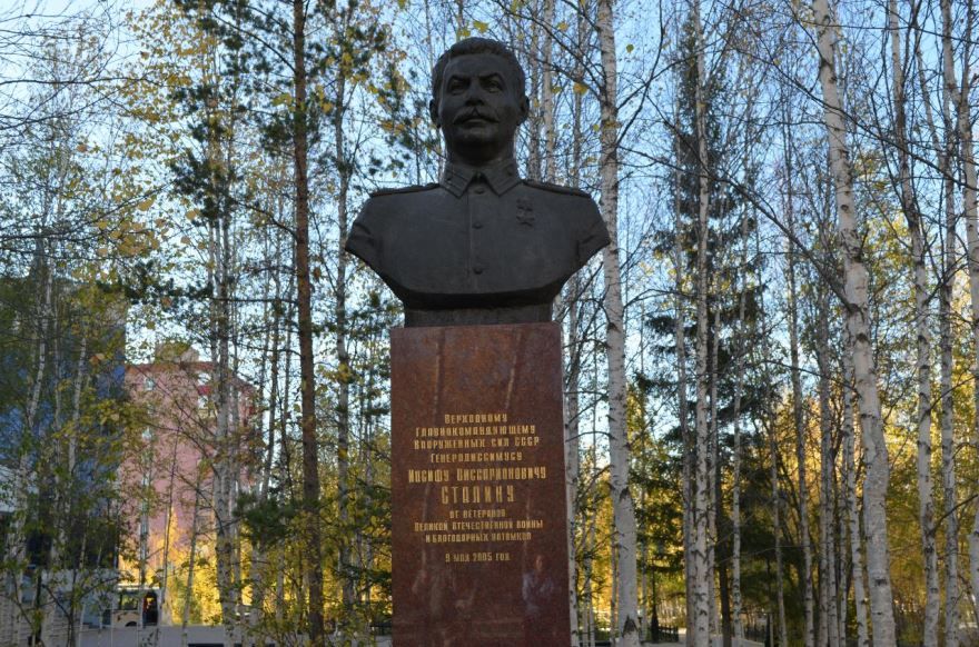 Памятник Сталину город Мирный