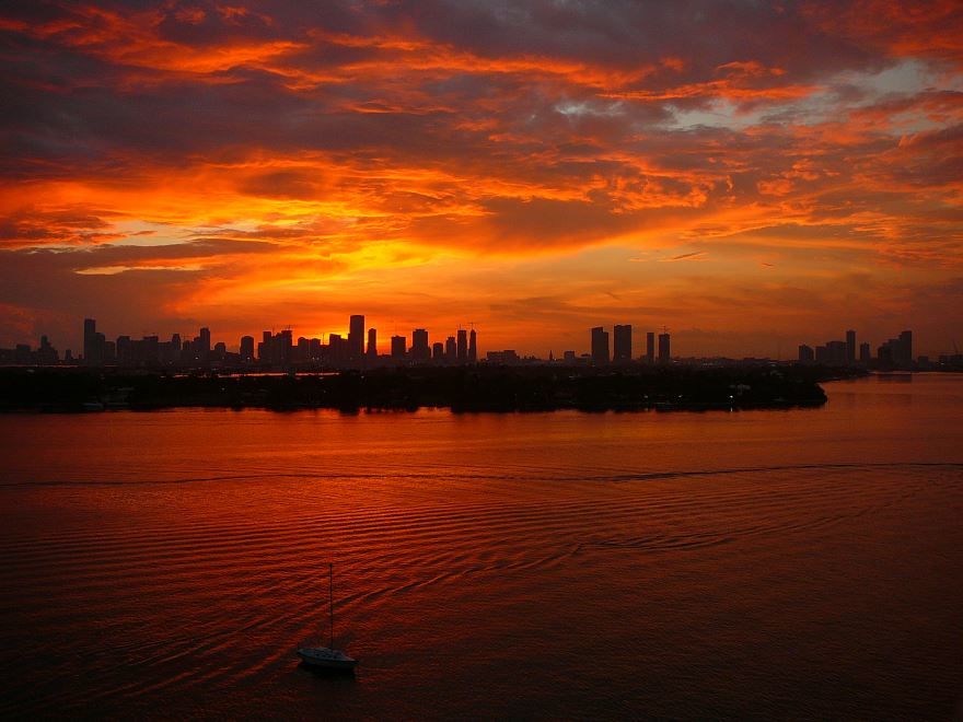 Смотреть лучшее ночное фото города Майами 2023